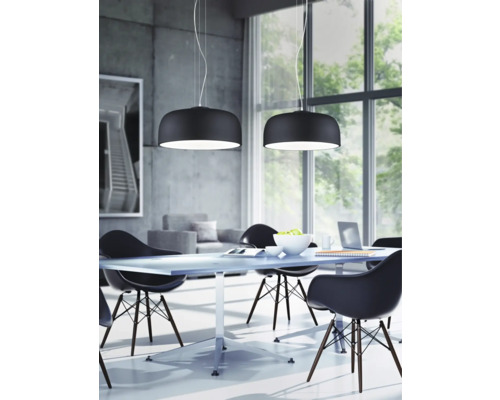 Sufragerie cu masă, scaune și două corpuri de iluminat suspendate.