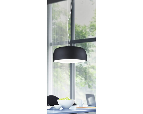 Lămpi suspendate negre deasupra mesei