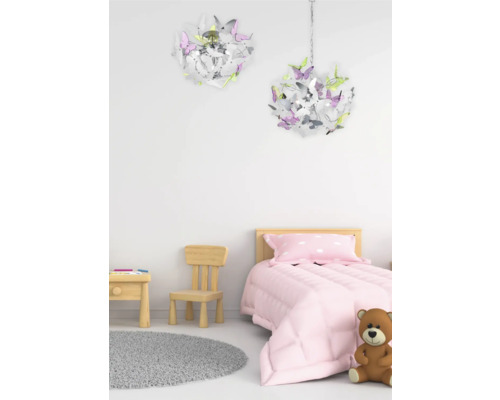 Cameră pentru copii cu lămpi de tavan în formă de fluturi, pat, scaun, masă și covor