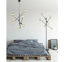 Dormitor cu plafonieră și lampă de podea în design modern