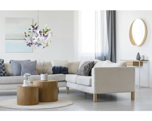 Living luminos cu canapea de colț, mese din lemn și lampă de tavan cu design fluture