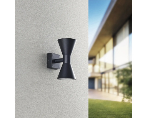 Lumină de perete modernă pentru exterior pe un perete de casă