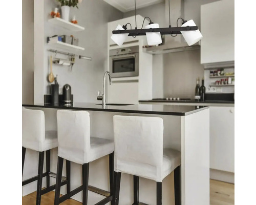 Bucătărie modernă cu insulă, scaune de bar și lampă suspendată