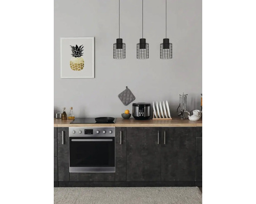 Bucătărie cu cuptor, plită, lămpi suspendate și decorațiuni