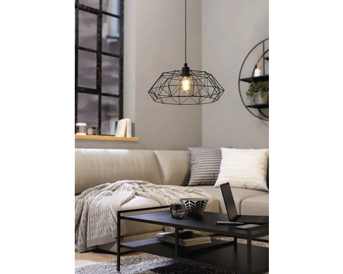 Cameră de zi cu canapea, măsuță de cafea și o lampă suspendată geometrică din metal
