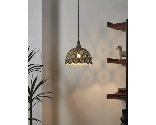 Lampa suspendată cu abajur decorativ, ajurat, în stil oriental