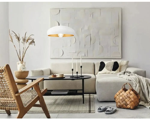 Living cu canapea, lampă și articole decorative