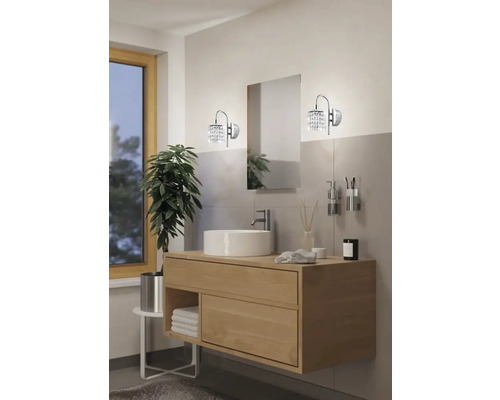 Baie luminoasă cu chiuvetă, oglindă și două aplice de perete cu decor din cristale
