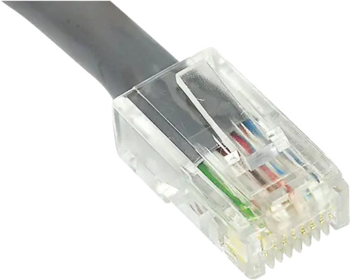 Prim-plan cu un conector de rețea cu cablu gri