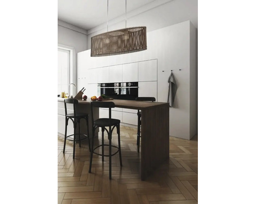 Bucătărie luminoasă cu lampă suspendată din lemn deasupra unui blat de bucătărie cu scaune de bar