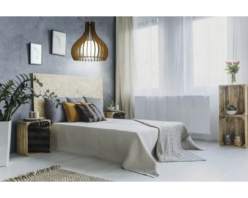 Dormitor cu pat, noptiere din lăzi de lemn și lampă suspendată din lemn