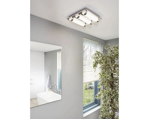 Lumină de tavan în baie cu oglindă, fereastră și plantă