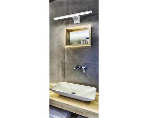 Baie modernă cu lavoar, oglindă și lampă de suprafață