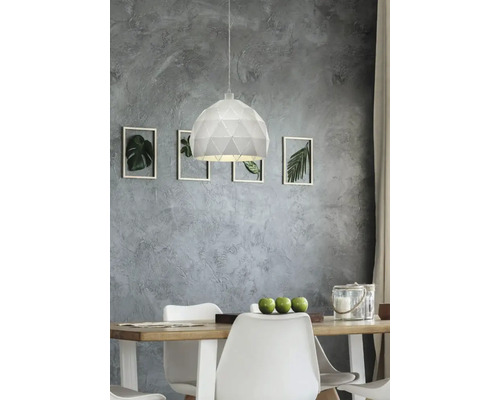 Lampa suspendată deasupra mesei de sufragerie în sufragerie modernă