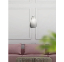 Lampa suspendată metalică deasupra canapelei și a mesei