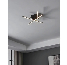 Lumină de tavan cu design liniar în camera de zi