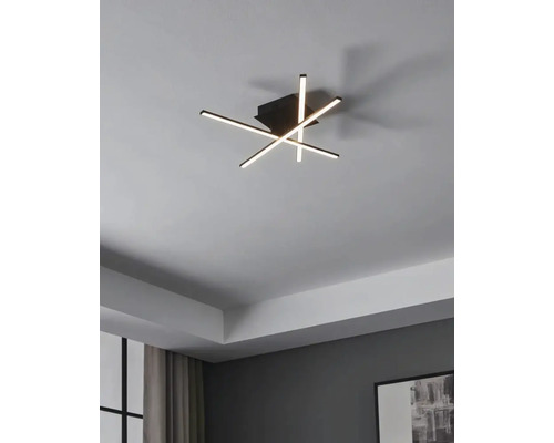 Lumină de tavan cu design liniar în camera de zi
