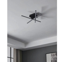 Plafonieră modernă cu bare luminoase LED încrucișate în camera de zi