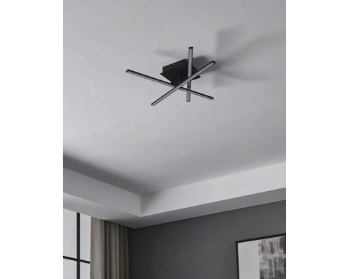 Plafonieră modernă cu bare luminoase LED încrucișate în camera de zi