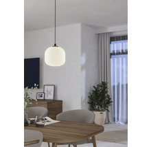 Lampa suspendată deasupra unei mese din lemn într-o cameră luminoasă