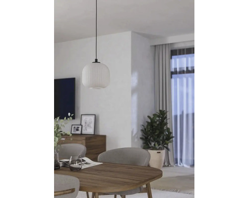 Fotografie de interior a unei sufragerii cu masă de sufragerie, scaune, comodă, plantă de apartament și lampă suspendată