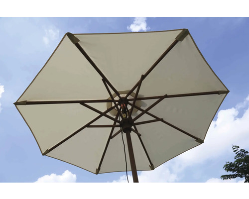 Vedere de jos a unei umbrele de soare cu cadru din lemn și acoperire din material textil