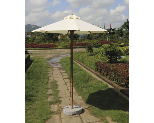 Umbrelă de grădină pătrată cu stâlp din lemn și bază din piatră în exterior.