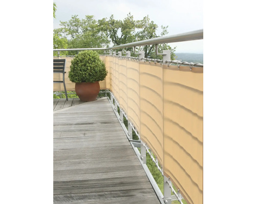 Terasa cu paravan de confidențialitate din material textil și balustradă metalică.