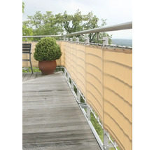 Balcon cu paravan de confidențialitate, balustradă și jardinieră