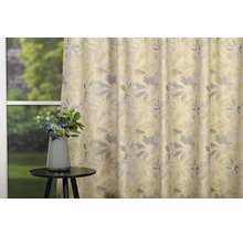 Cortină decorativă cu model floral lângă fereastră