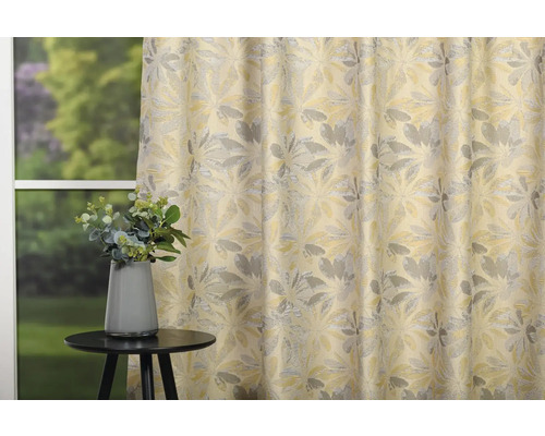 Cortină decorativă cu model floral lângă fereastră