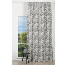 Șaluri decorative cu model floral în fața unei ferestre