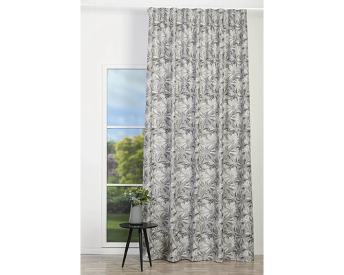 Șaluri decorative cu model floral în fața unei ferestre