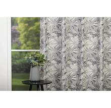 Perdea decorativă cu model floral lângă o masă cu o vază