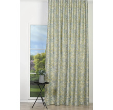 Cortină decorativă cu model floral în fața unei ferestre