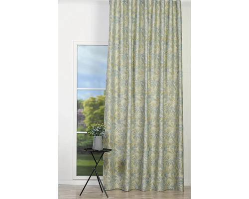 Cortină decorativă cu model floral în fața unei ferestre