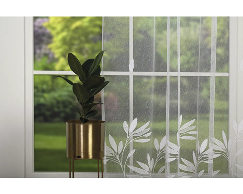 Decor de fereastră cu motiv floral și plantă de apartament în ghiveci