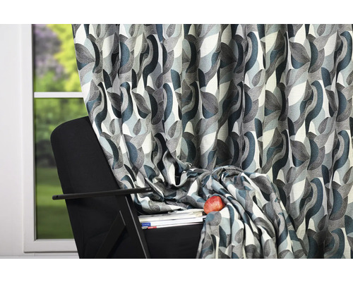 Cortină decorativă cu model abstract la fereastră.