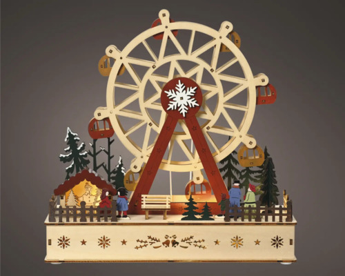 Scenă decorativă din lemn cu bâlci, cu roată mare, copaci și figurine