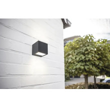 Lumină de perete pătrată pe un perete exterior