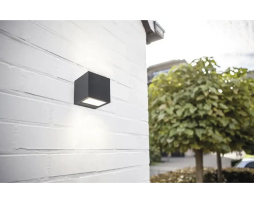 Lumină de perete pătrată pe un perete exterior