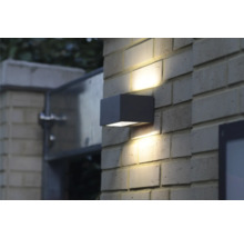 Lumină de perete exterioară pătrată pe un zid de cărămidă