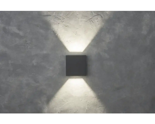 Aplică de perete pătrată cu efecte de lumină pe un perete