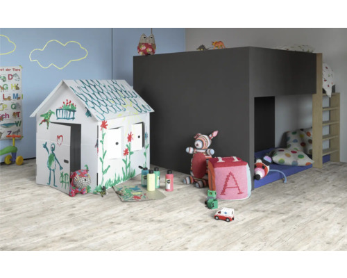 Cameră de joacă cu căsuță de joacă, pat supraetajat și diverse jucării.
