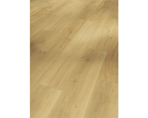 Prim-plan cu o podea laminată cu aspect de lemn.