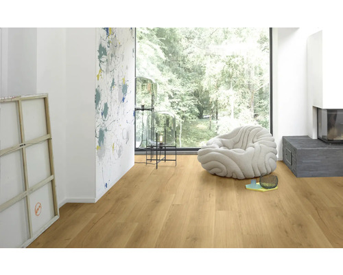 Cameră luminoasă cu podea laminată, fotoliu și șemineu