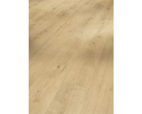 Podea laminată deschisă la culoare cu aspect de lemn.