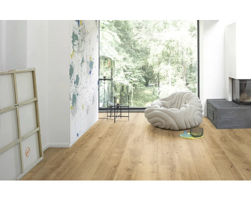 Cameră luminoasă cu podea laminată, fereastră, scaun și decorațiuni