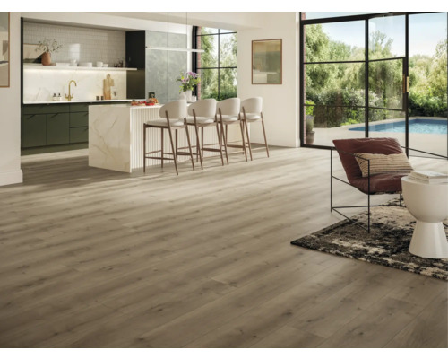 Cameră de zi luminoasă cu podea din lemn, chicinetă și zonă de relaxare