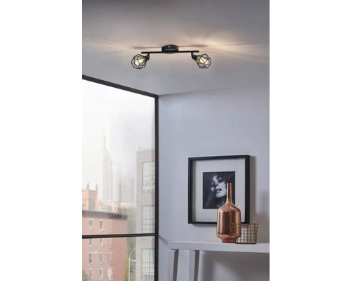 Plafonieră cu două lumini în cameră